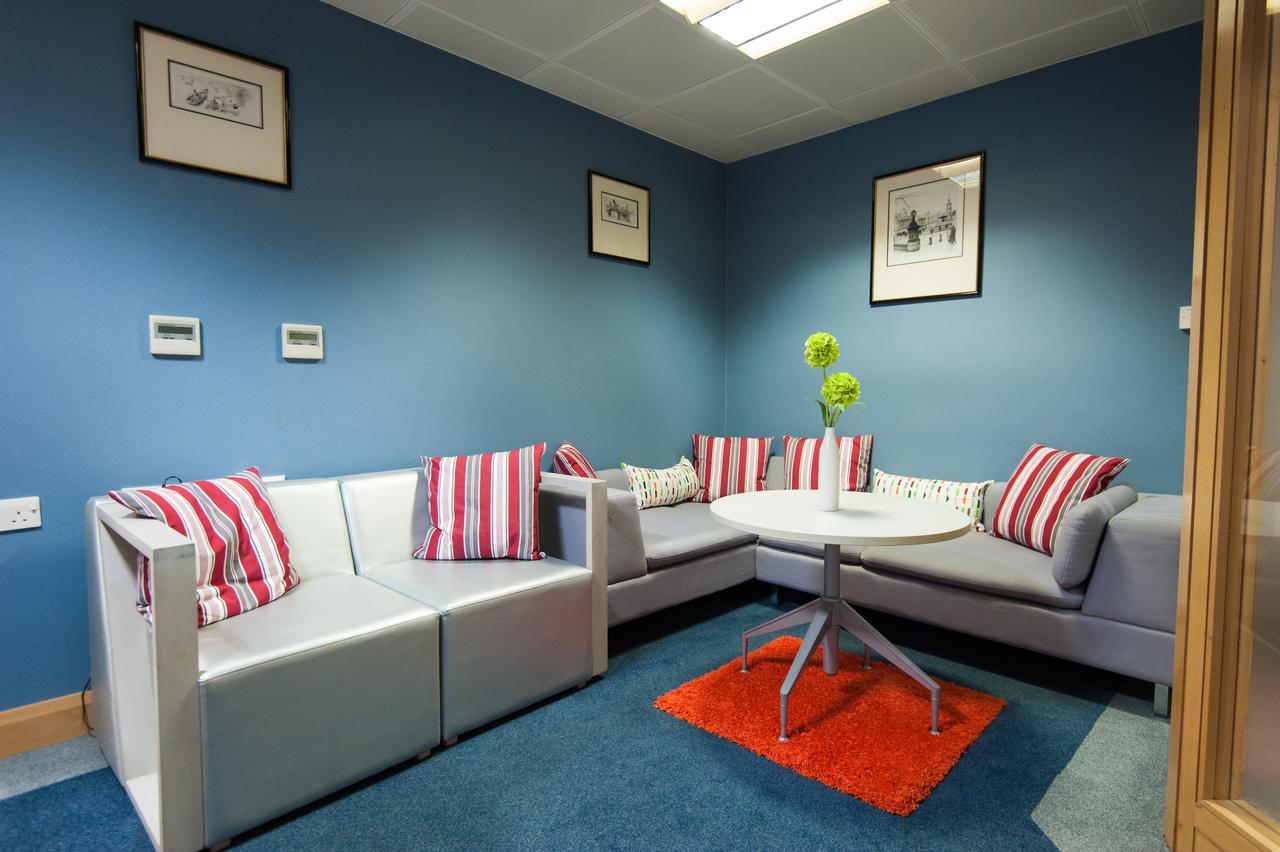 Russell Scott Backpackers Hostel Лийдс Екстериор снимка